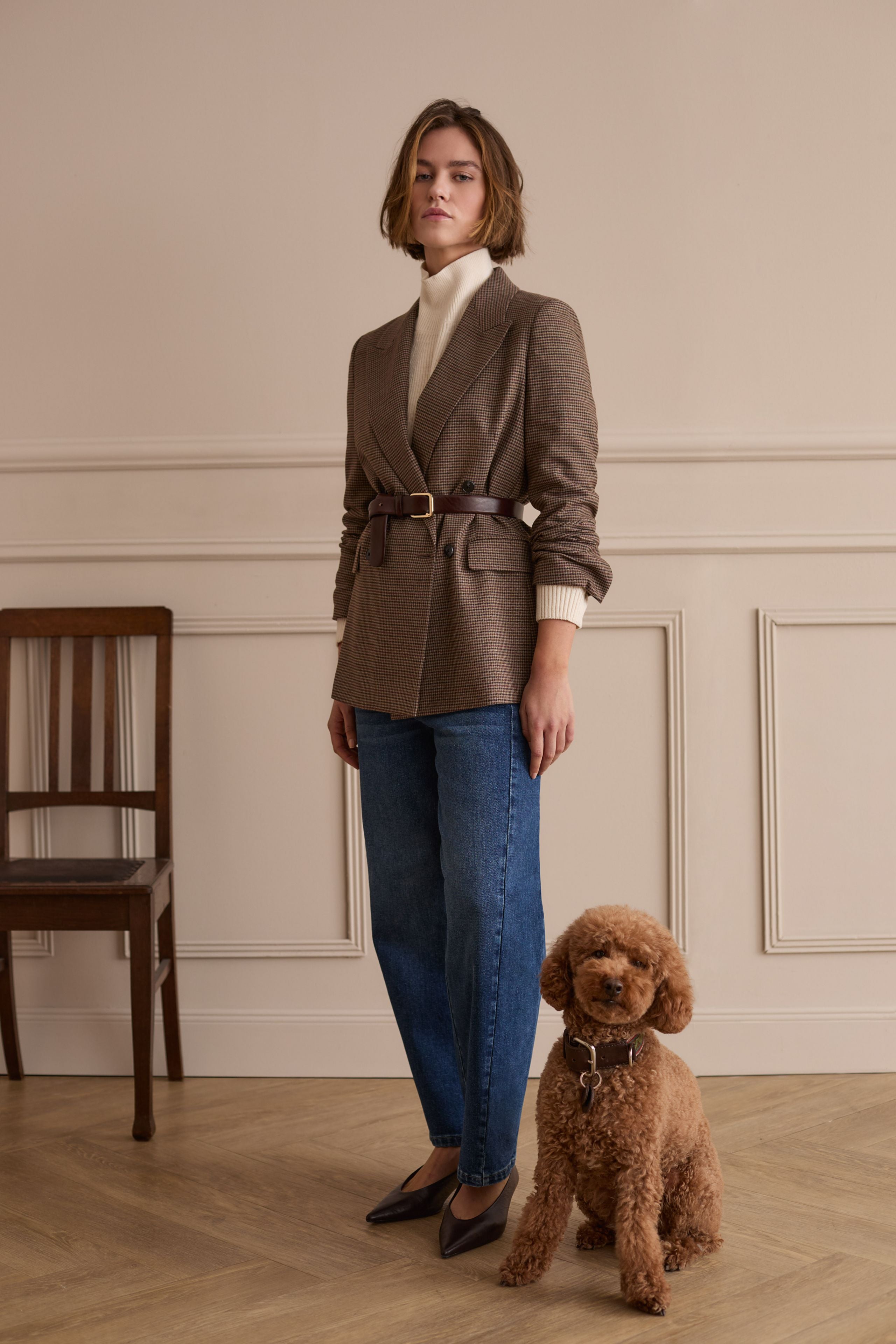 Oui brown checked blazer styled with a leather waist belt and blue jeans – lifestyle model view