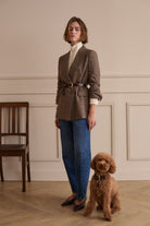 Oui brown checked blazer styled with a leather waist belt and blue jeans – lifestyle model view