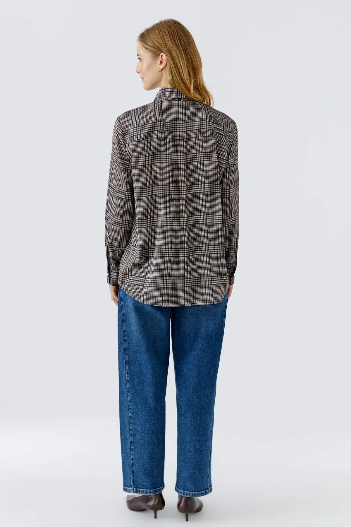 Oui brown check oversized blouse with rounded hem – back model view