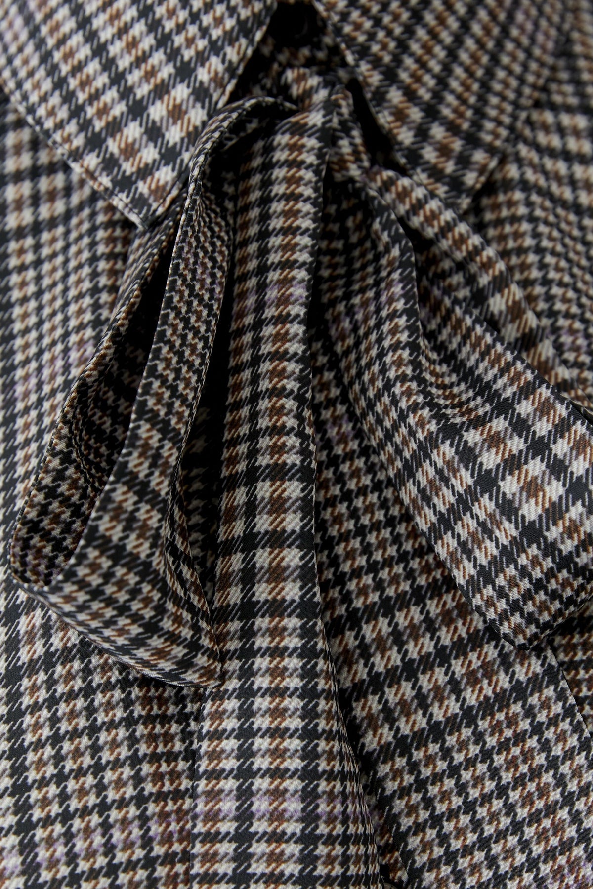 oui brown check blouse with detachable bow tie – close-up detail