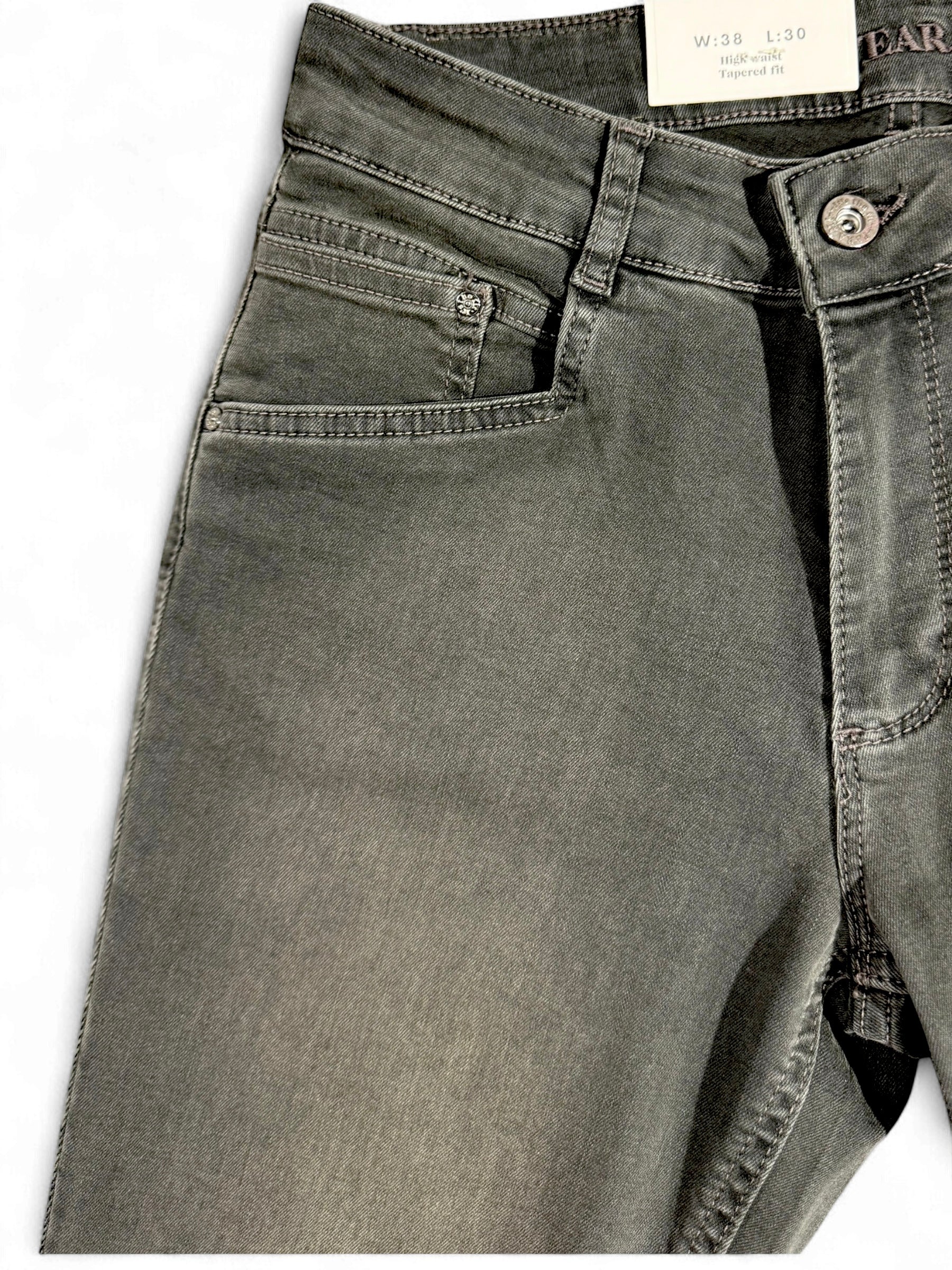 Close-up of waistband and button on green slim jeans by Para Mi