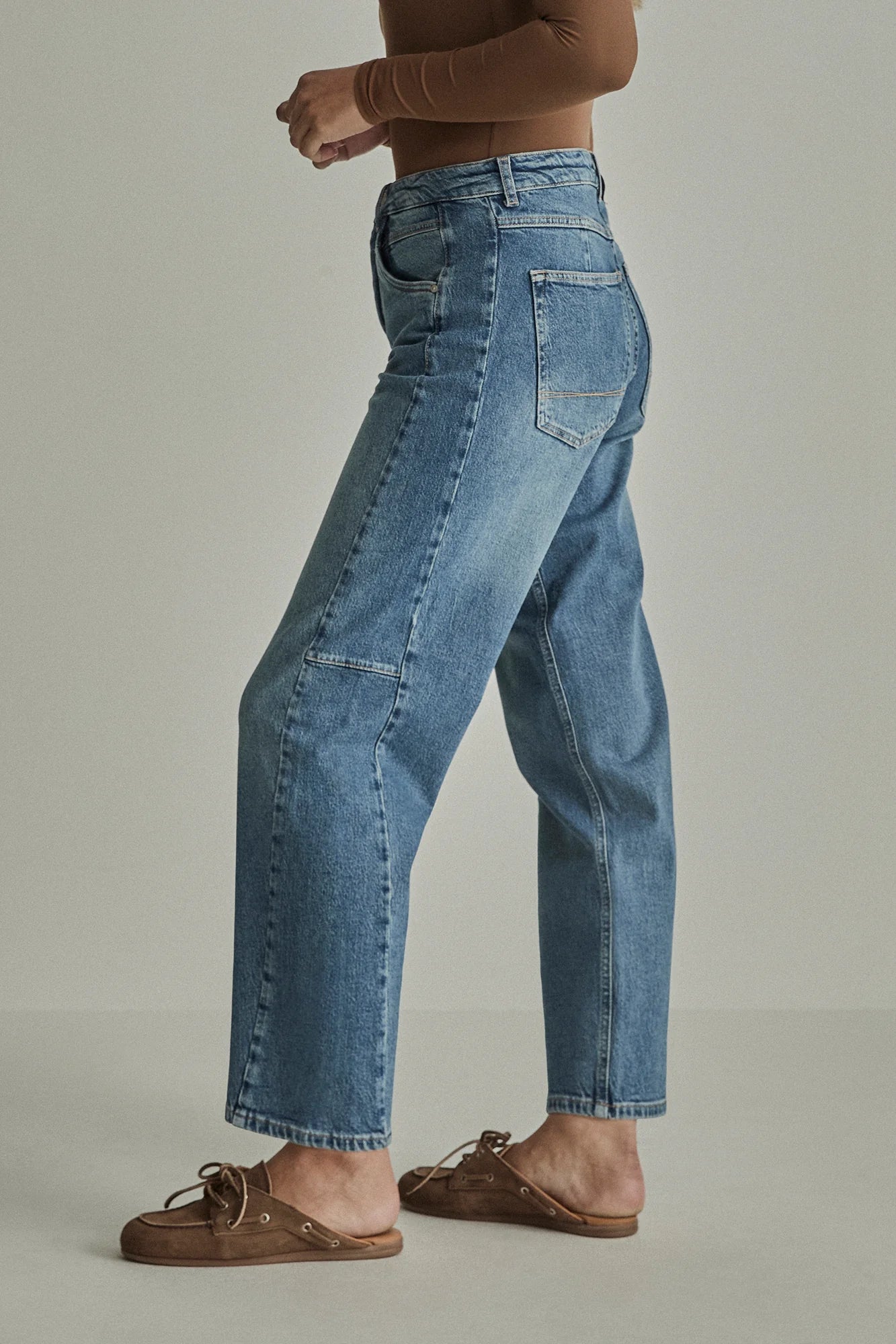 Para Mi Coco Blue Reef denim barrel leg jeans with sculpted seams and tapered ankle – side detail view