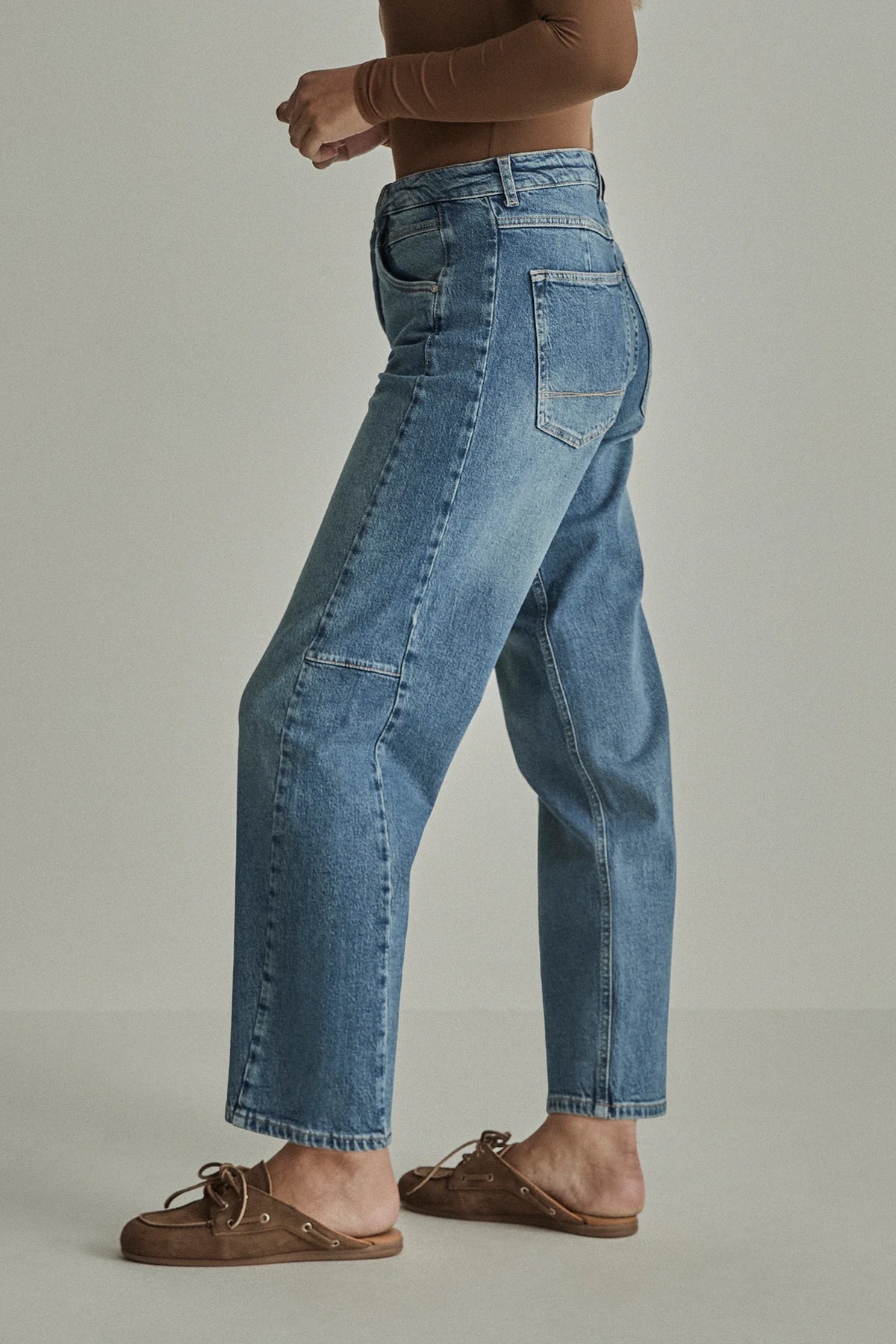 Para Mi Coco Blue Reef denim barrel leg jeans with sculpted seams and tapered ankle – side detail view