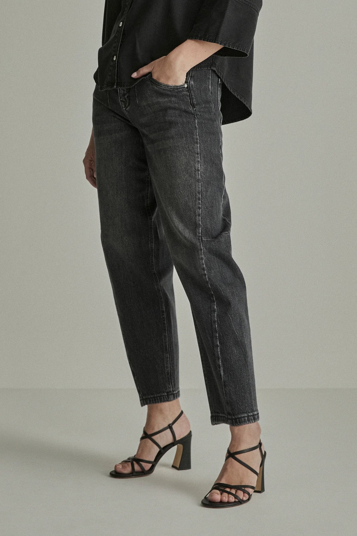 Para Mi Coco washed grey barrel leg jeans with curved seams and tapered ankles – side model view