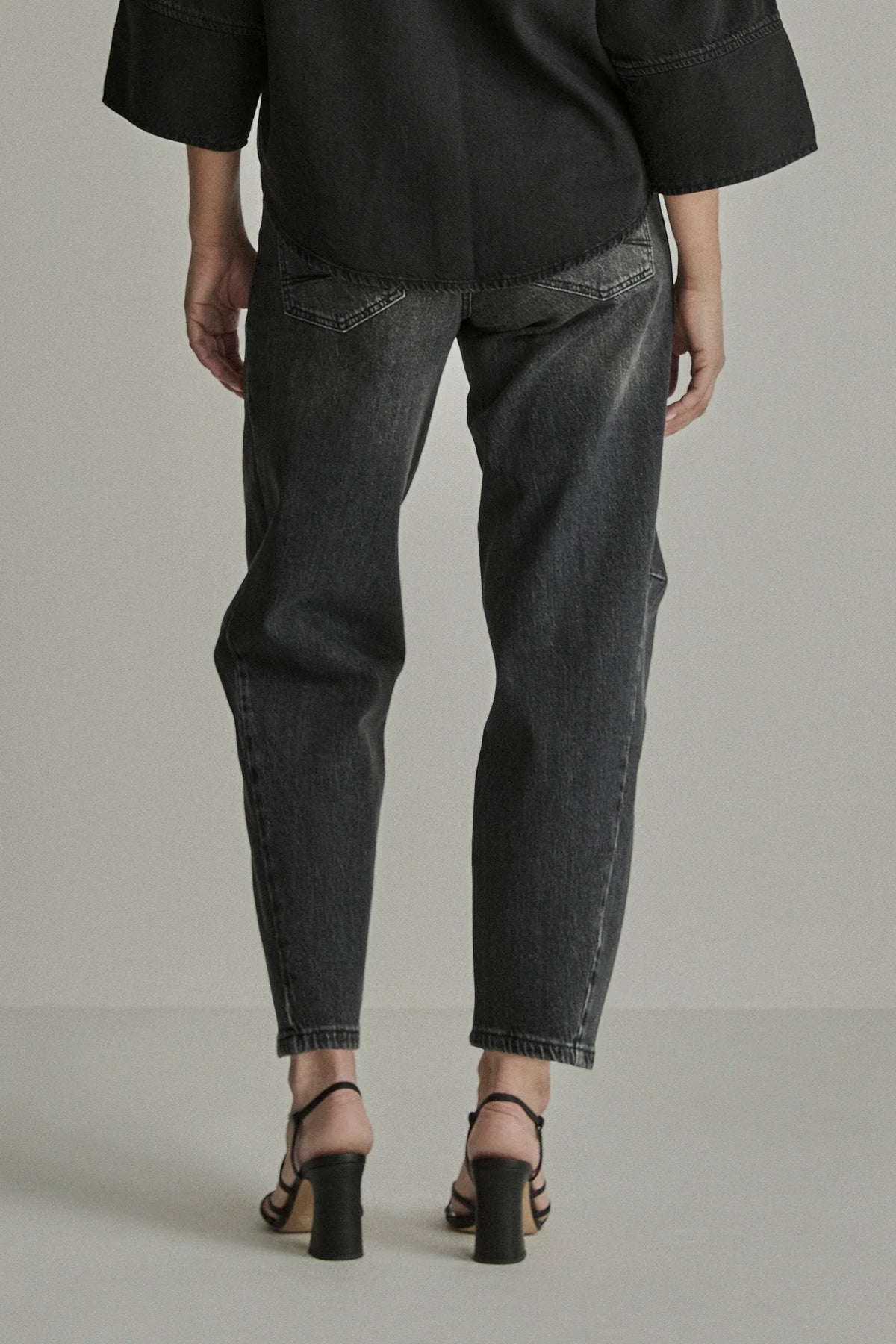 Para Mi Coco charcoal grey denim jeans with back pockets and sculpted barrel legs – rear model view