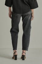 Para Mi Coco charcoal grey denim jeans with back pockets and sculpted barrel legs – rear model view