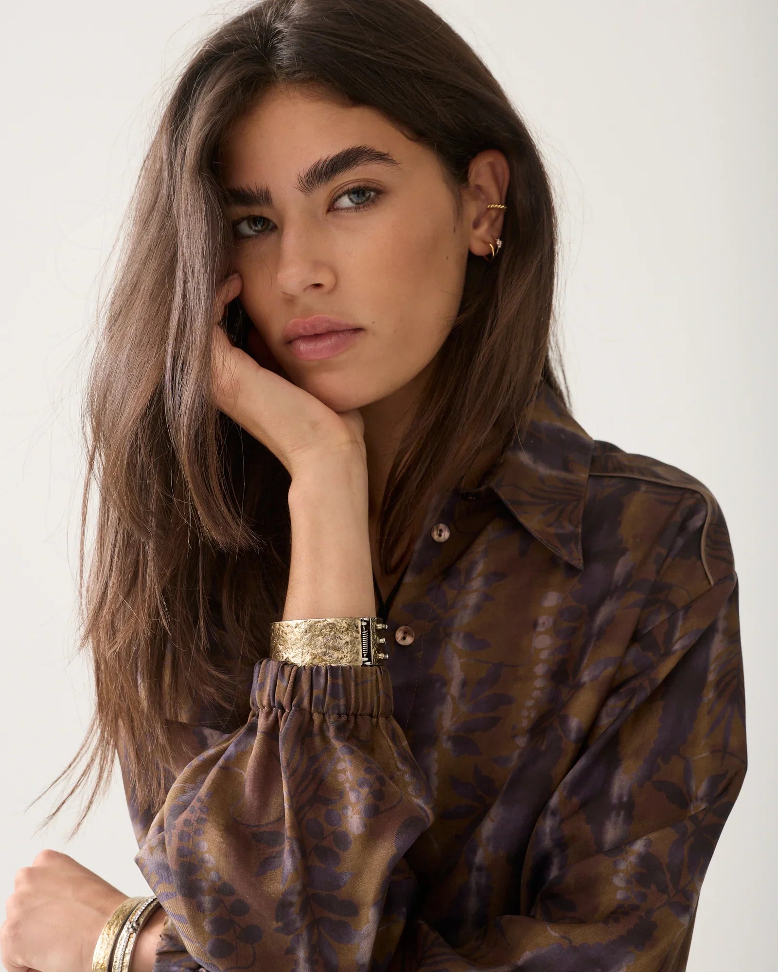 Summum brown floral print blouse with shirt collar and subtle sheen – neckline close-up