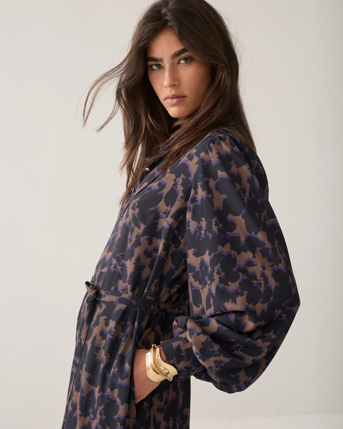 Summum camouflage midi dress showing gathered waist and voluminous sleeves – side model view