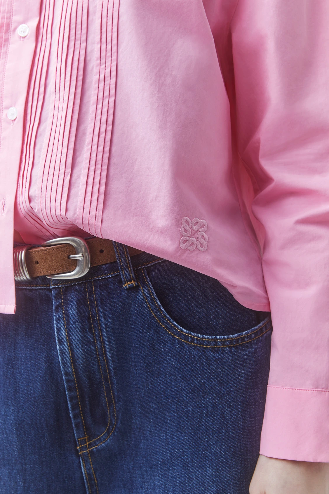 Suncoo Libre pink organic cotton blouse with pintuck front and embroidered hem logo – detail view