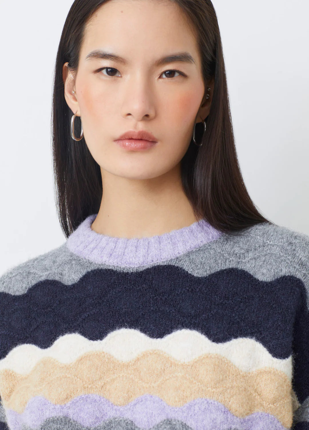 Suncoo scallop detail knit with round neck and relaxed fit