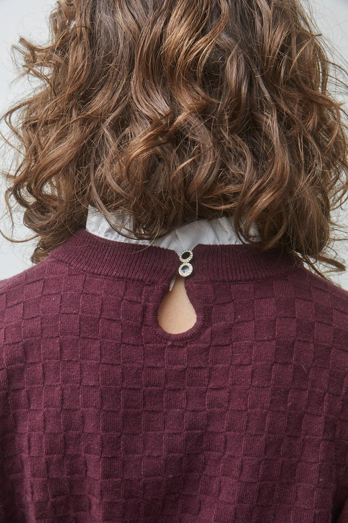 Suncoo Picola plum knit jumper with back keyhole button fastening and removable collar – rear detail view