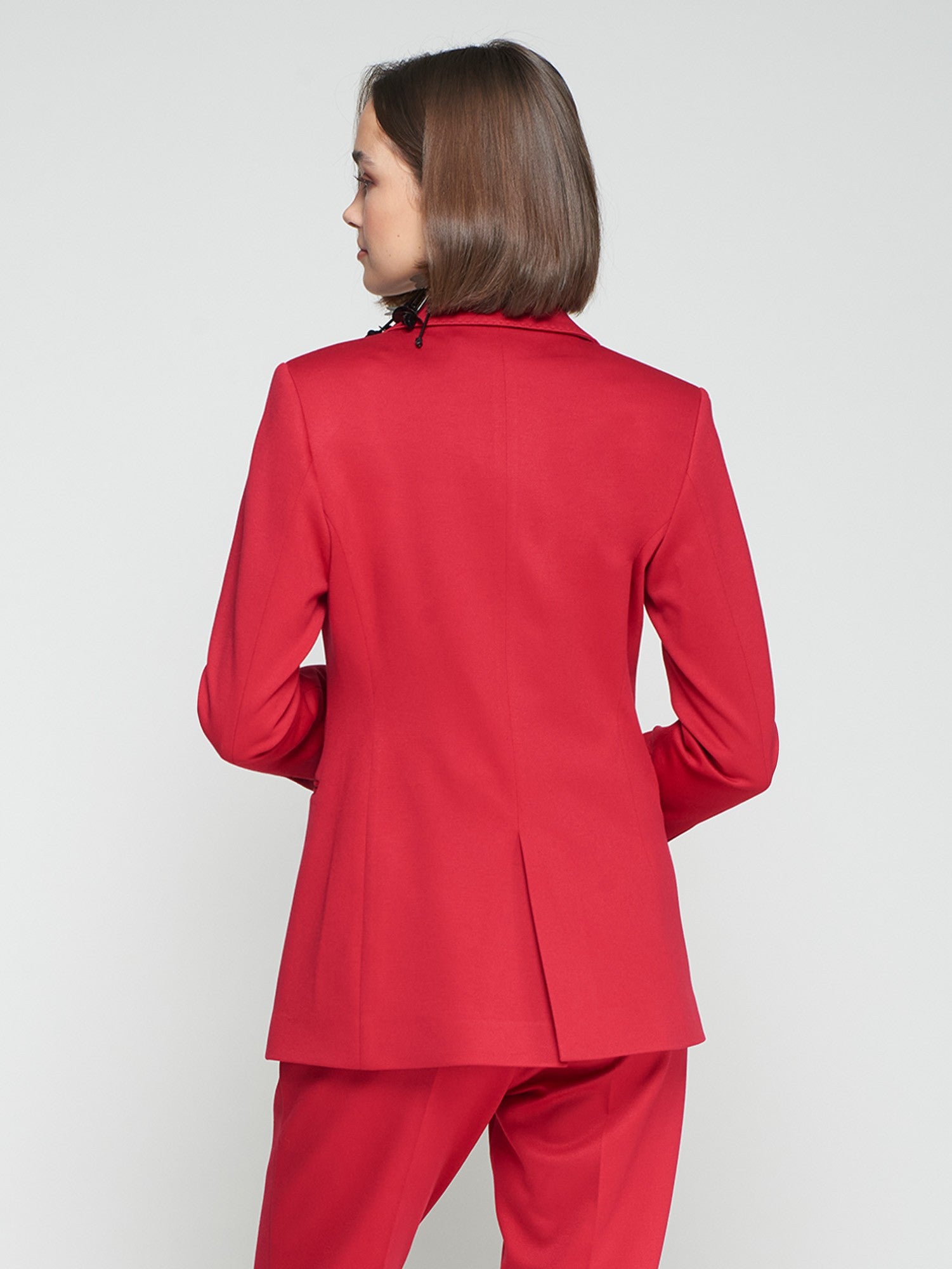Back view of Vilagallo women’s red single-button blazer in structured fabric